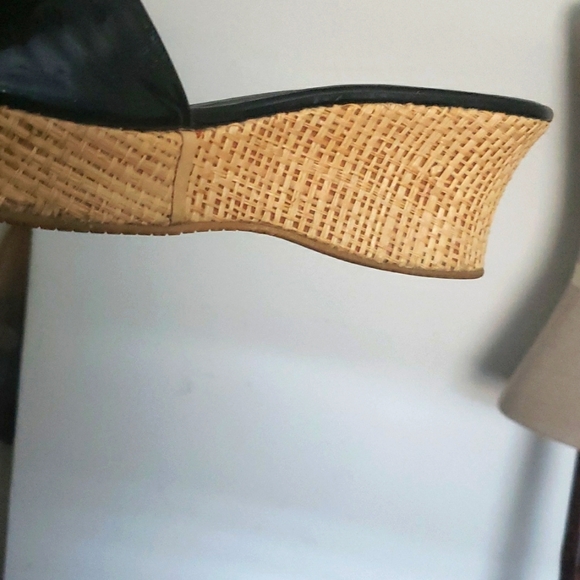 STUART WEITZMAN PATENT LEATHER WEDGE Straw SANDALS SZ 8.5M - Picture 7 of 7